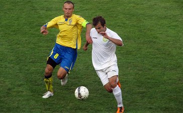 Капитан ФК Тернополь Кондзелка мчится за форвардом Нивы Кушкой, fcnyva.te.ua