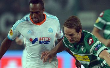 Де Йонг (справа) в игре против Марселя, фото skysports.com