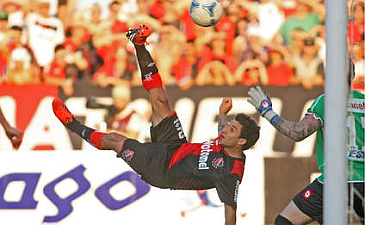 Игнасио Скокко забивает Арсеналу второй гол, ole.com.ar