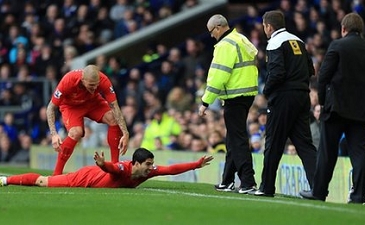 Луис Суарес празднует первое взятие ворот, bbc.co.uk