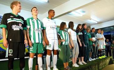 Брессан (второй слева), Globo