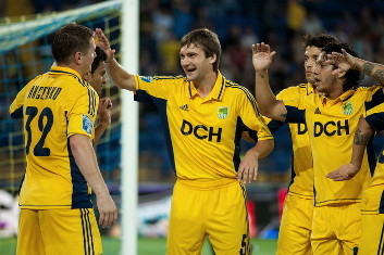 Олег Шелаев принимает поздравления © Дмитрий Неймырок, Football.ua