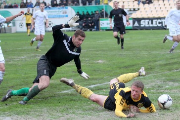 Шупик против Романенко - первая желтая, первый пенальти, фото Олега Дубины, Football.ua