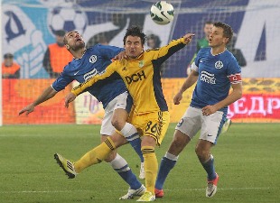 Ротань и Канкава пытаются сдержать Виллиана Гомеса, фото Станислава Ведмидя