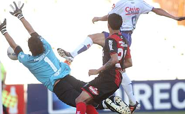 Мауро Оболо забивает Ньюэллзу, ole.com.ar