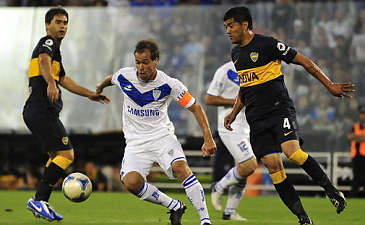 С мячом Федерико Инсуа, ole.com.ar