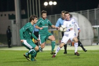 Виталий Гемега против игроков Оболони, fcdynamo.kiev.ua