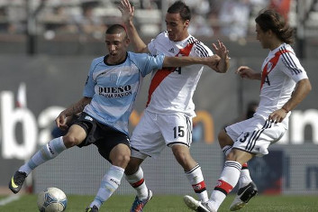 Рикардо Сентурион (слева), abola.pt