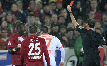 Дьяне удален за фол последней надежды, kicker.de