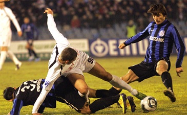 Пилипчук в тяжелой борьбе за мяч, chernomorets.odessa.ua