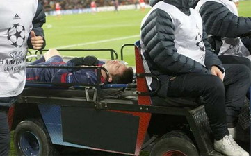 Месси увозят с поля, sport.es