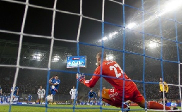 Калинич открывает счет в матче, фото fcdnipro.ua