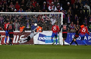 Прохазка отправляет мяч в ворота Асенхо, marca.com