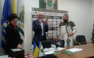 Президент ПФЛ М.Бальчос и руководитель пресс-службы ПФЛ В.Щербак награждают пресс-аташе ФК Севастополь М.Каратаева, фото Артура Валерко, Football.ua