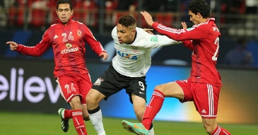 Пауло Герреро в окружении Фати и Нагиба, esporte.uol.com.br