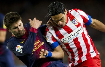 Пике против Фалькао, fcbarcelona.com