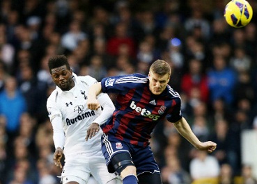 Адебайор в борьбе с Хутом, фото tottenhamhotspur.com