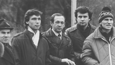 Фото 1985 года. Слева на право: Константин Афанасьев (в разные годы председатель областной и городской федераций футбола), Олег Протасов, Николай Павлов, Валерий Шамардин (руководитель научной группы Днепра), Сергей Башкиров.