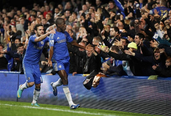 Рамирес принимает поздравления от фанов и Маты, Action Images