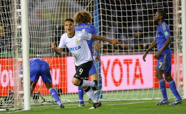 Пауло Герреро празднует гол. Getty Images