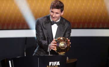 Лионель Месси с трофеем, Getty Images