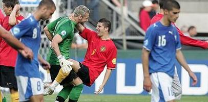 Кевин Мираллас от радости оседлал вратаря своей команды, фото Getty Images