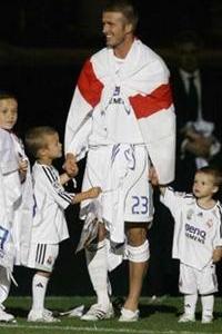 Дэвид с Роберто Карлосом (справа) и Эмерсоном (слева), фото Reuters