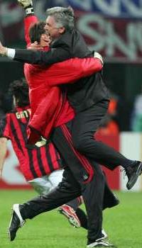 Папа Карло на руках у Желько Калача, fotball.adressa.no