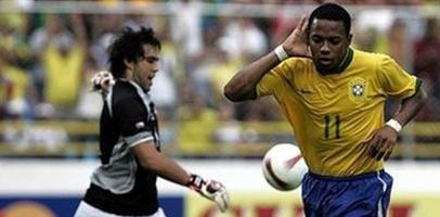 Автор трех мячей - Робиньо