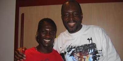 Исмаель Бангура (слева) и его друг, africa1.com