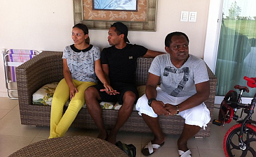 Раффаэль с женой и отцом, globoesporte.com