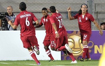 Перуанцы празднуют первый гол, фото AFP