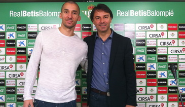Гильермо Молинс (слева), realbetisbalompie.es