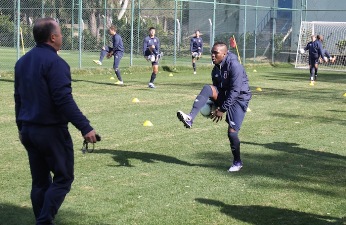 Дренте тренируется под руководством Валерия Газзаева, fc-alania.ru