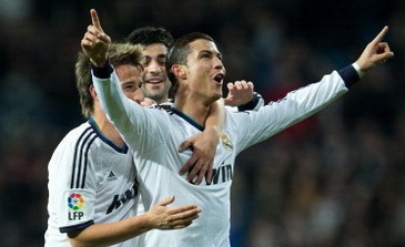 Роналду в объятиях партнеров, Getty Images