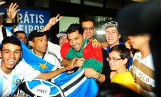 Андре Сантос и фанаты, фото gremio.net