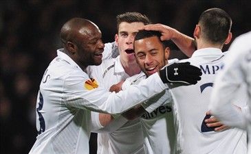 Тоттенхэм празднует гол Дембеле, Getty Images