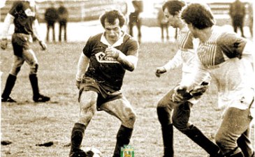 Полузащитник Карпат А.Мущинка (с мячом) – автор первого гола чемпионатов Украины, фото fckarpaty.lviv.ua