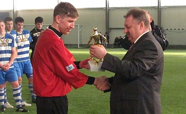 Л.Матушевич вручает Д.Маринчуку приз лучшего игрока турнира, фото автора