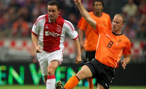 Марк Овермарс и Деннис Бергкамп в выставочном матче, Getty Images