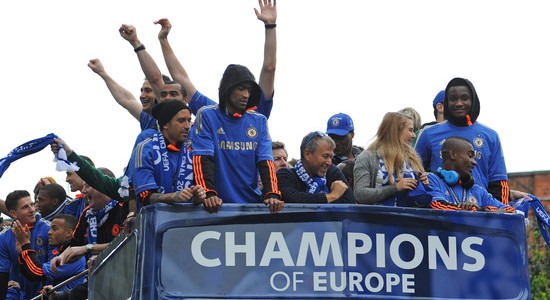 Роман Абрамович и его команда празднуюn выигрыш Лиги чемпионов, Getty Images