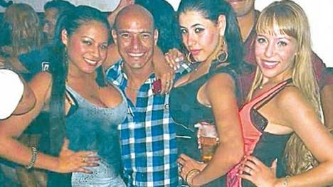 Клементе Родригес в компании муз, Cronica