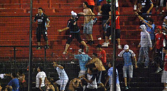 Привычная картина на аргентинских стадионах, FotoBAIRES