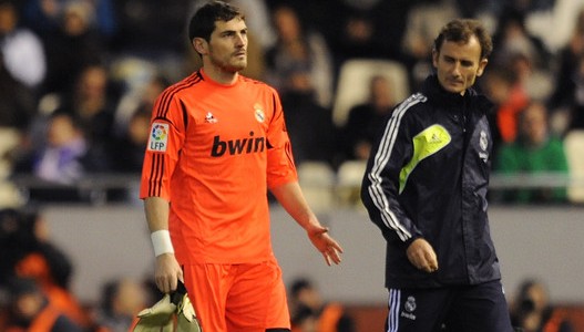 Касильяс покидает поле в матче с Валенсией, Getty Images