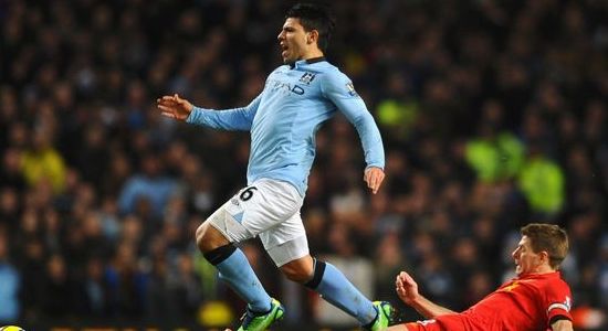 Агуэро в игре против Ливерпуля, фото mirror.co.uk