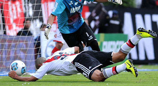 Гол рукой Карлоса Луны не был засчитан, ole.com.ar