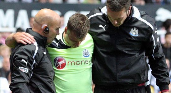 Травмированного Тэйлора уводят с поля, фото skysports.com