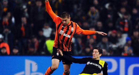 Ярослав Ракицкий против Роберта Левандовски, фото Football.ua