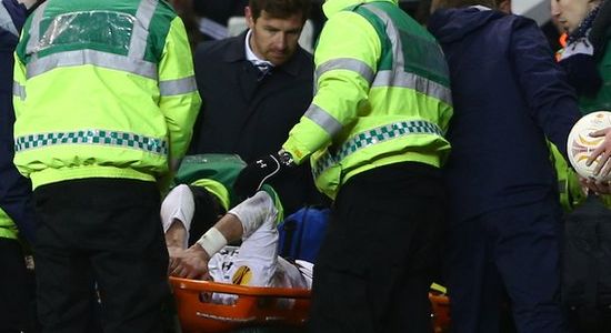 Бэйла уносят с поля, Getty Images