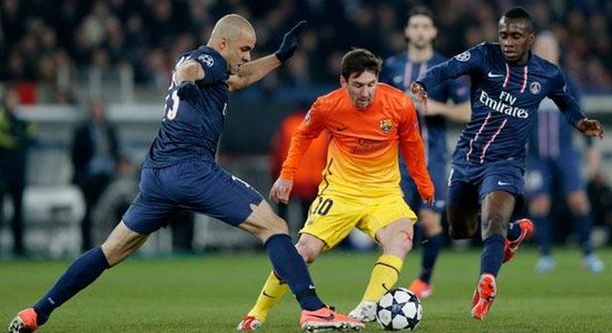 Алекс (слева), против Месси, фото news.yahoo.com